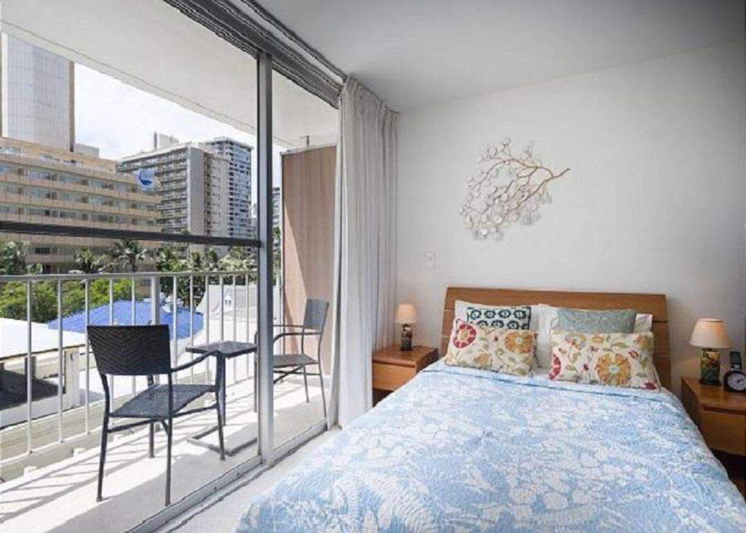 4th Fl Marine Surf Studio | Corner Unit | Parking - Image 3
