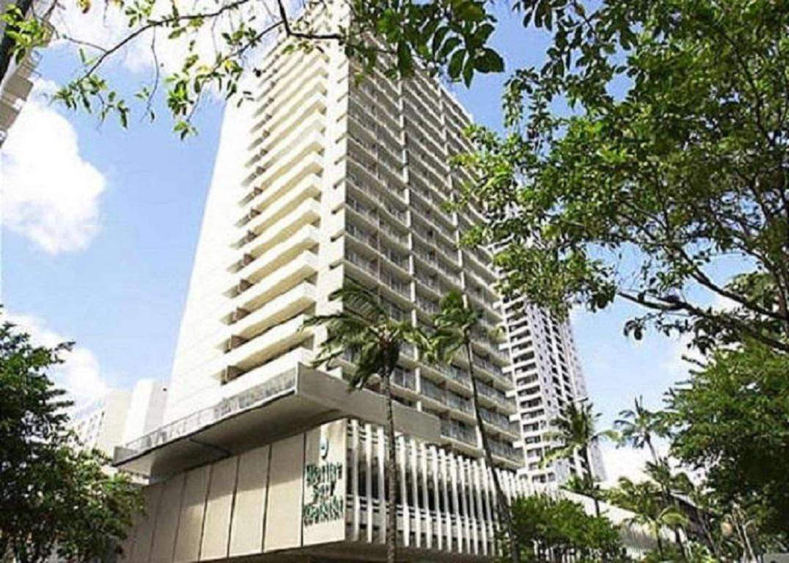 4th Fl Marine Surf Studio | Corner Unit | Parking - Image 6