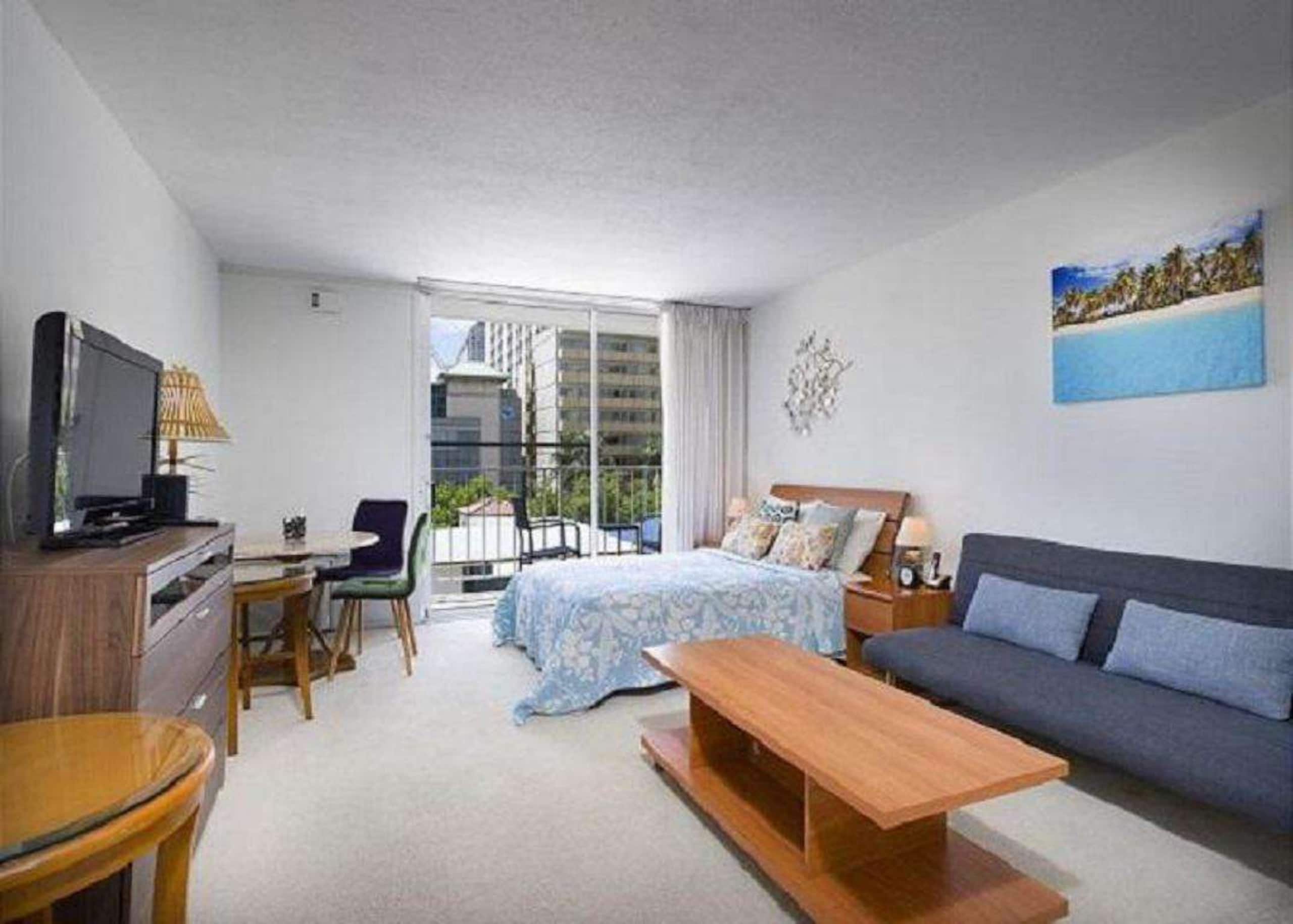 4th Fl Marine Surf Studio | Corner Unit | Parking - Image 1