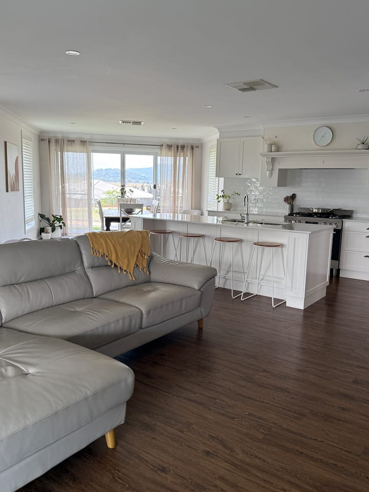 Tamworth Country Music Festival: 4 Bedroom Home - Tamworth
