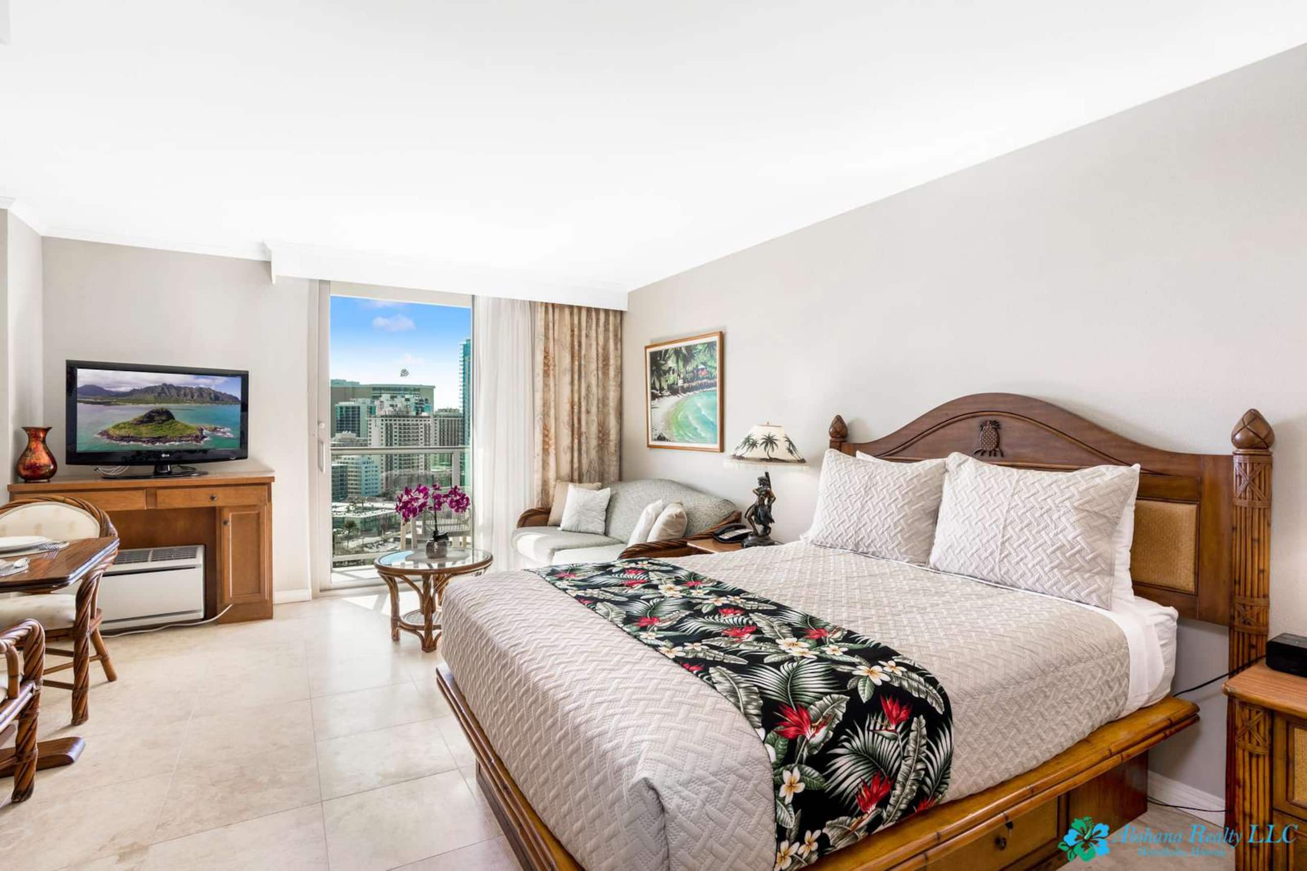 16th Fl Luana Waikiki | Park & Partial Ocean View - Image 1