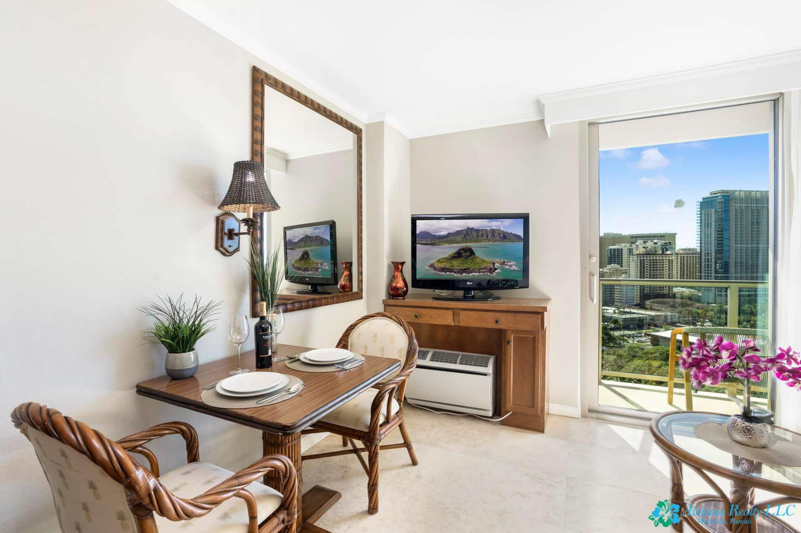 16th Fl Luana Waikiki | Park & Partial Ocean View - Image 17