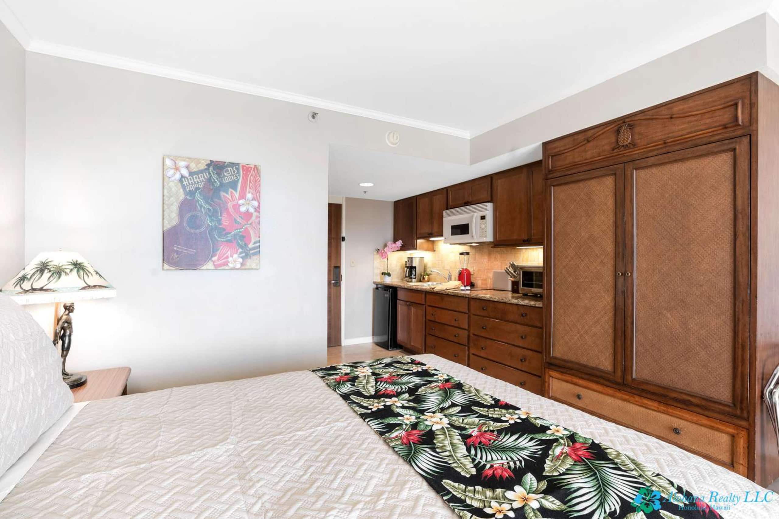 16th Fl Luana Waikiki | Park & Partial Ocean View - Image 3