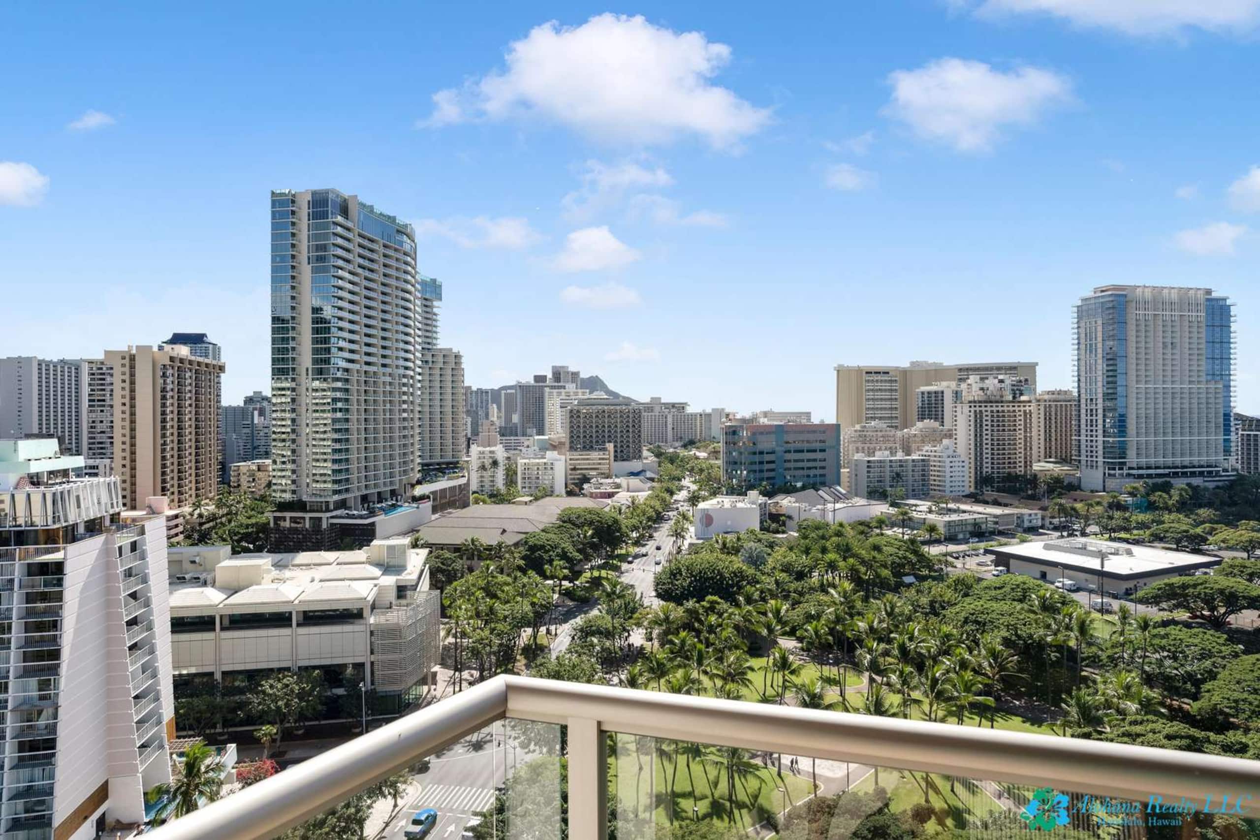 16th Fl Luana Waikiki | Park & Partial Ocean View - Image 12