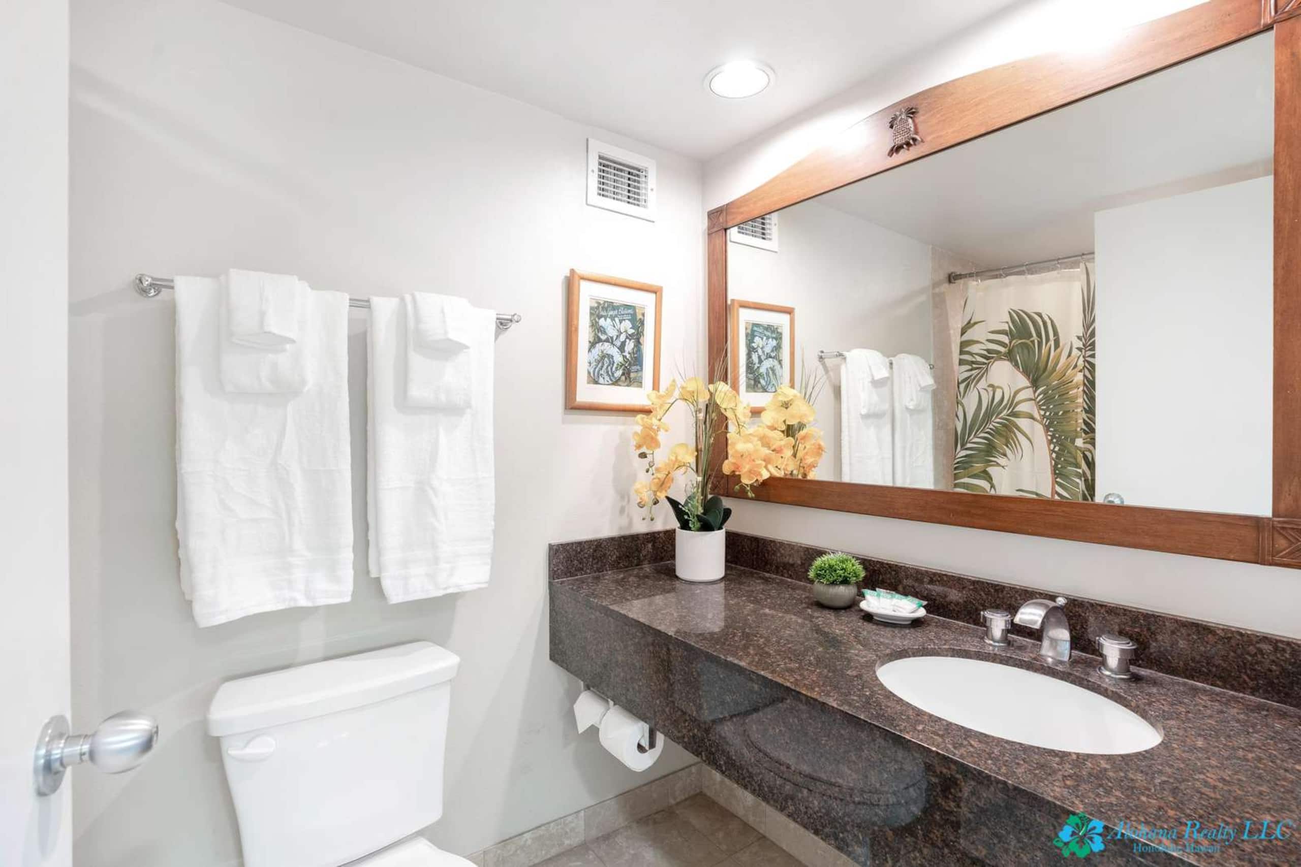 16th Fl Luana Waikiki | Park & Partial Ocean View - Image 7