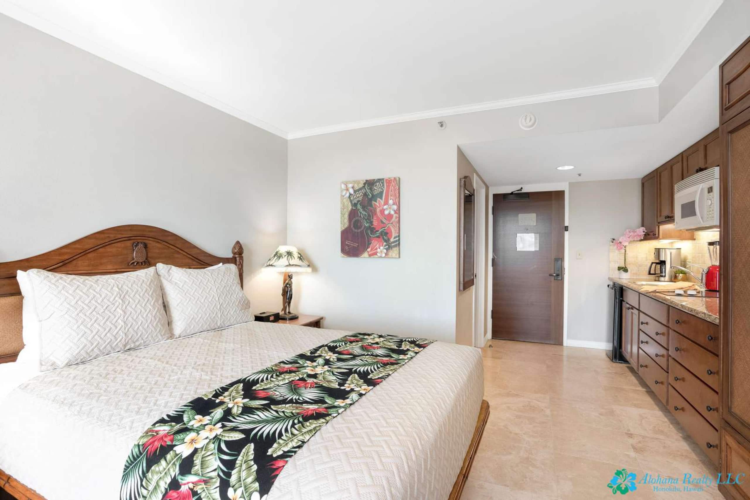 16th Fl Luana Waikiki | Park & Partial Ocean View - Image 13
