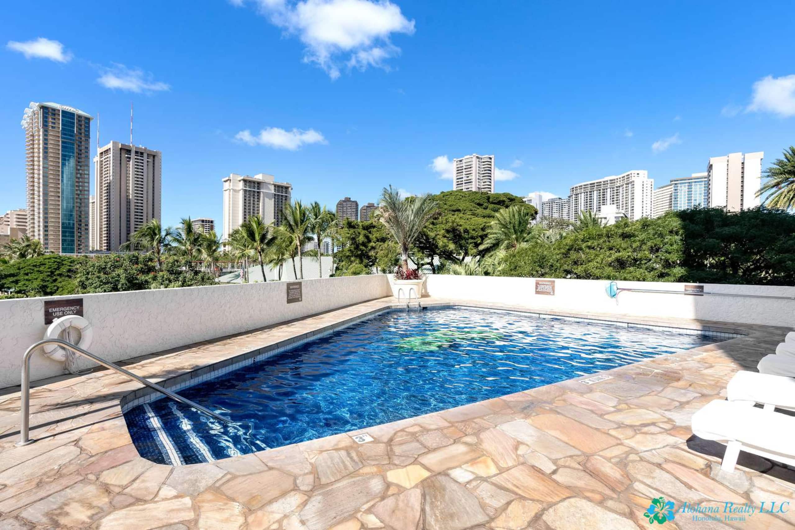 16th Fl Luana Waikiki | Park & Partial Ocean View - Image 8