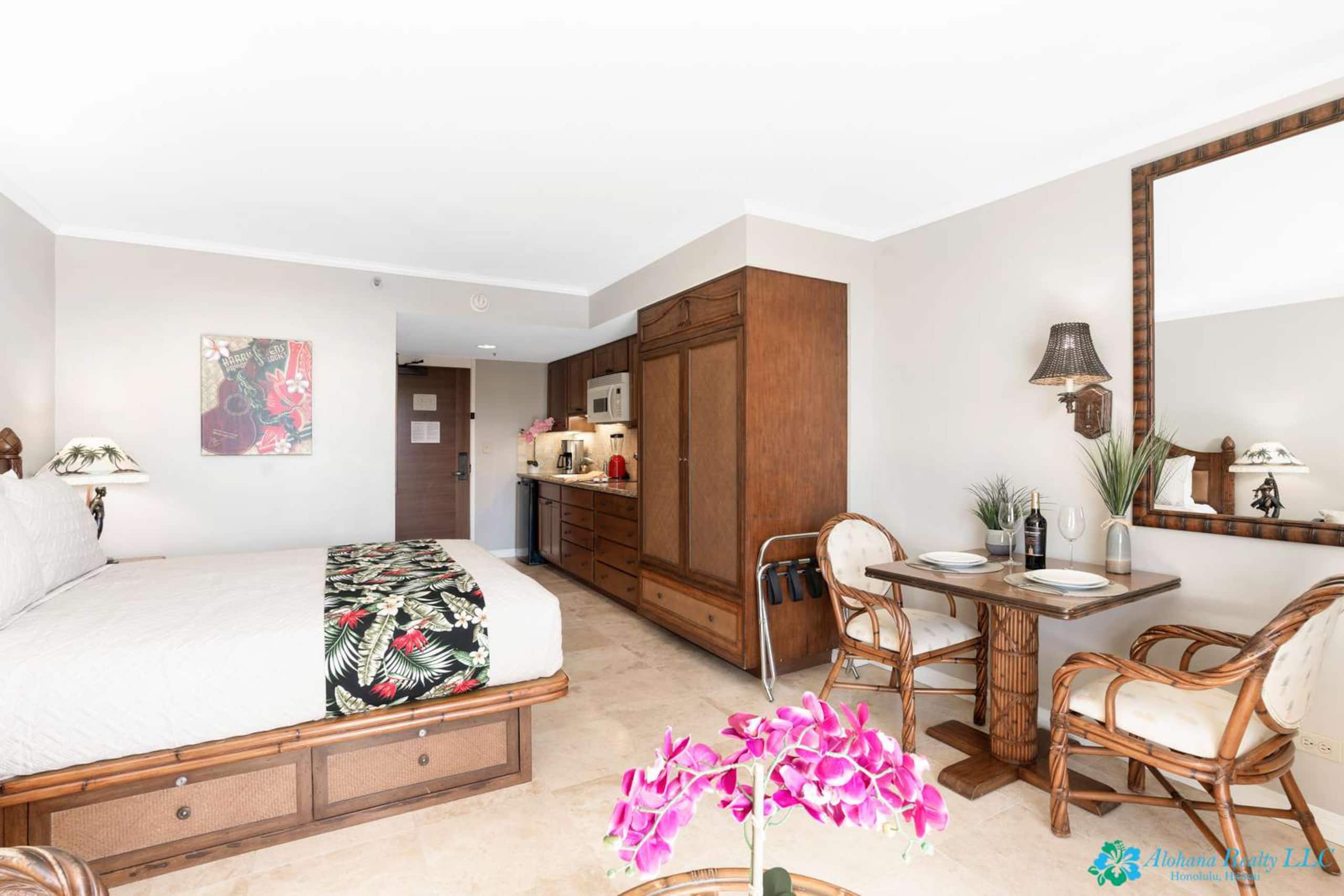16th Fl Luana Waikiki | Park & Partial Ocean View - Image 4