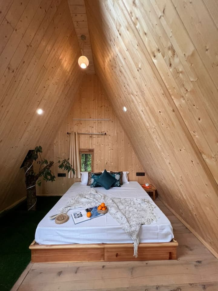 casa de campo en la copa de un árbol con balcón separado 