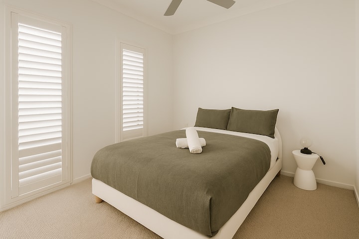 El tercer dormitorio tiene una cama tamaño queen