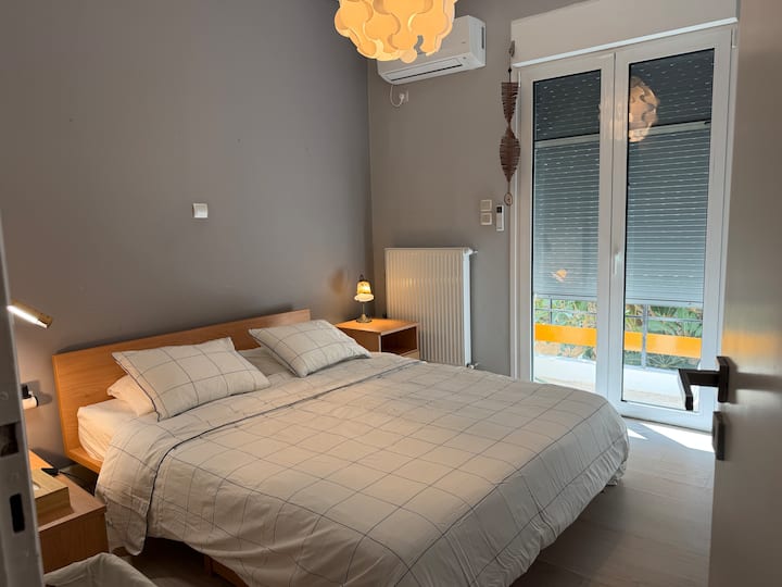 CHAMBRE FONCTIONNELLE CONFORTABLE AVEC CLIMATISATION, CHAUFFAGE ET BALCON. AMPLE LUMIÈRE NATURELLE.