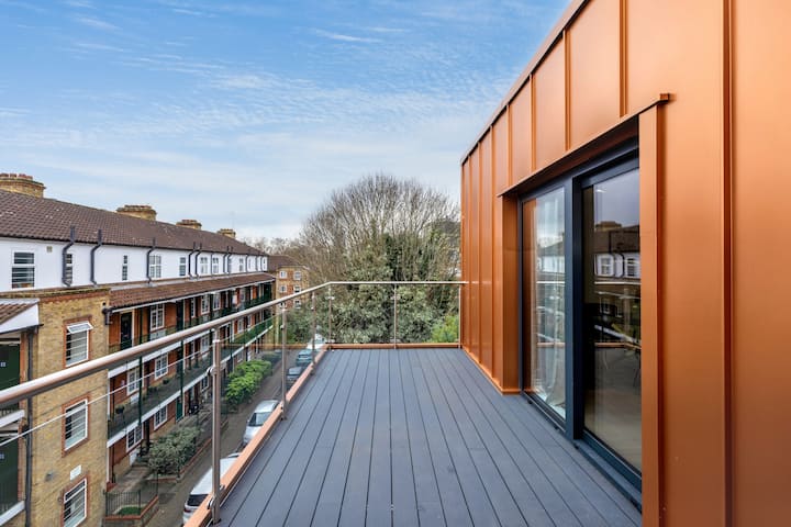 New City Flat With King Bed And Balcony - London