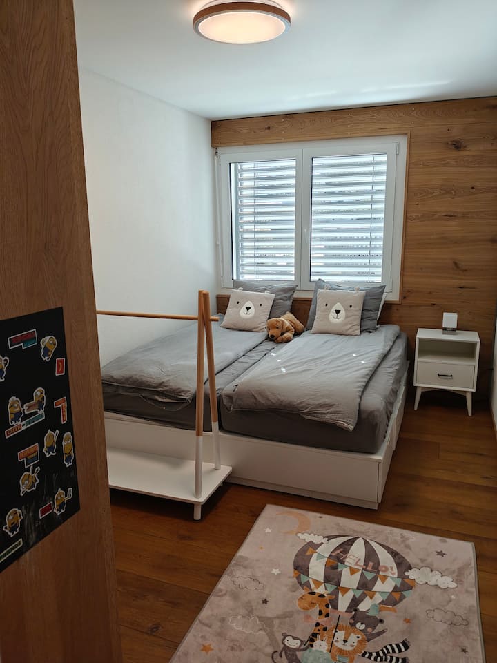Dve samostatné postele (90 x 200 cm) s pohodlnými matracmi a perinovými prikrývkami – môžu byť umiestnené spolu alebo oddelene, ponúkajú dostatok priestoru a množstvo úložného priestoru.