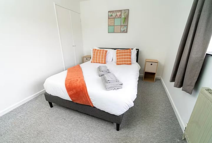 Convenient 3 Bed Basingstoke House With Parking - ベージングストーク