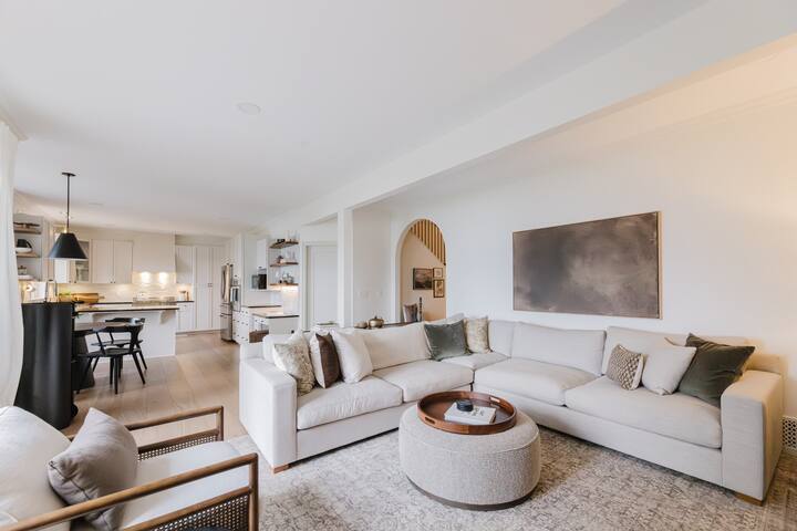 Luxury Waterfront Executive Home - Gibsons