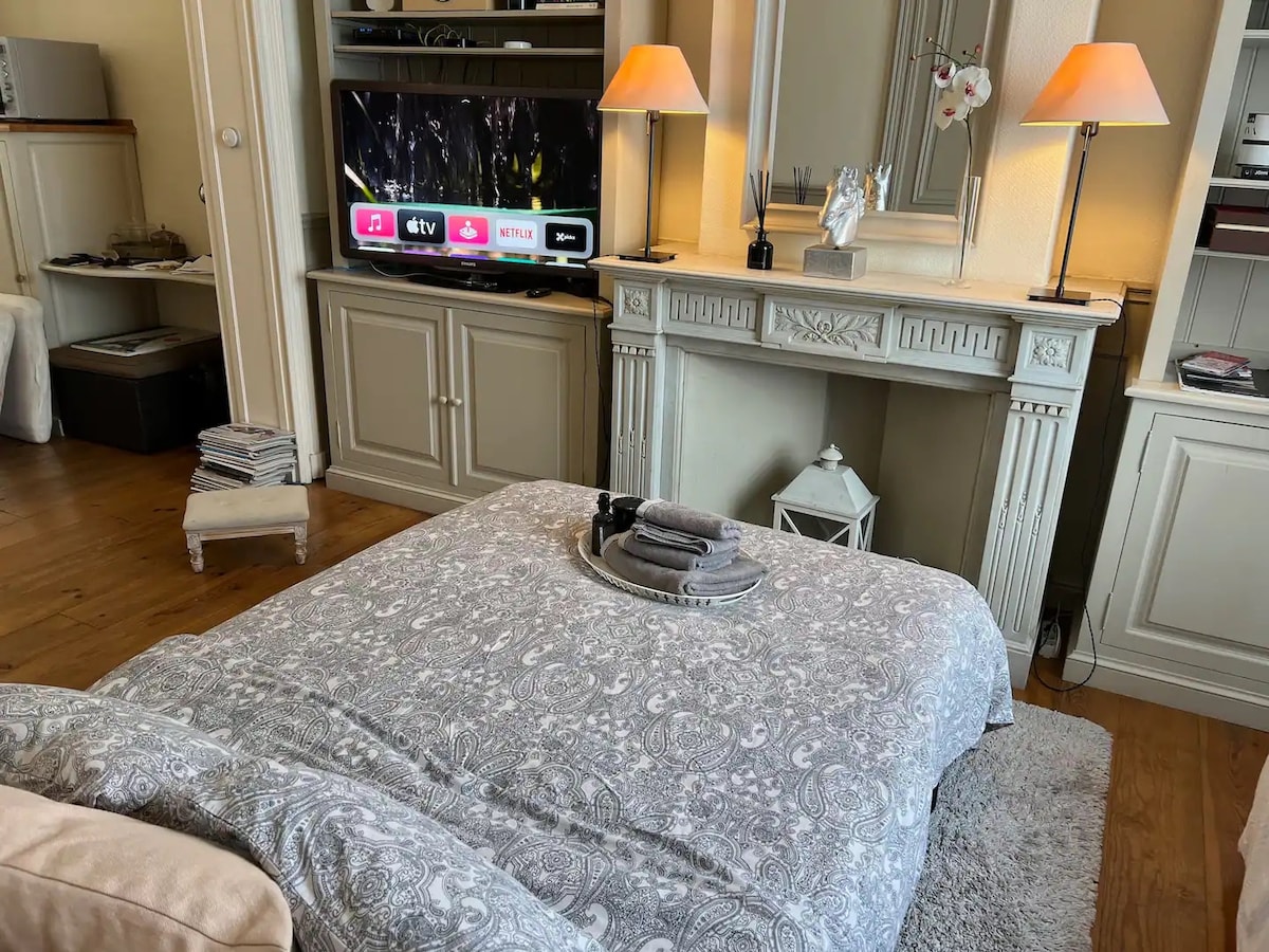 הספה שהופכת למיטה לשניים היא רעיון טוב ללילות הסרטים האלה
