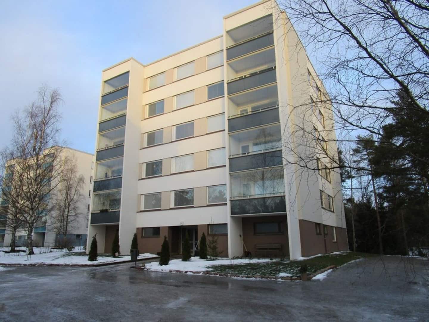 Mukava 4 Kerroksen Kolmio Josta Näkymä Länteen. 5