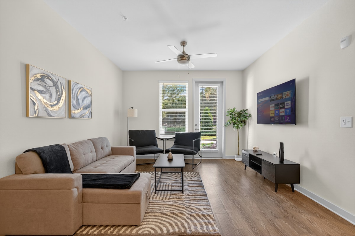 在这个明亮而现代化的空间中放松身心，享受舒适的座位、自然光线和宁静的氛围。 非常适合在漫长的一天后放松身心，或享用安静的晨间咖啡。☕