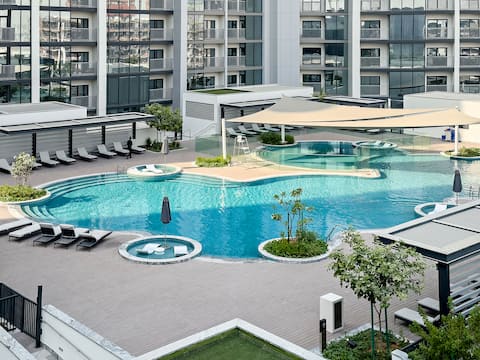 Top Airbnb: Stylish 1BR Sobha The Crest | Pool & City View in Za'abeel Second