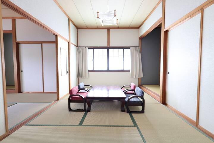 2階にある部屋「牡丹」の寝室です。