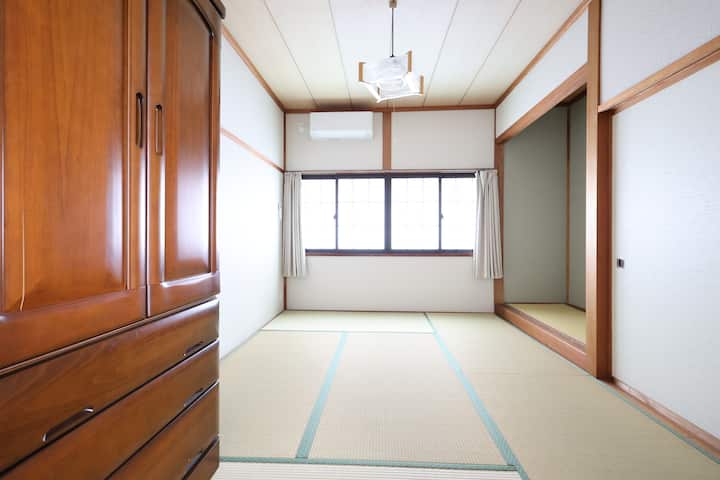 2階にある部屋「牡丹」の寝室です。
