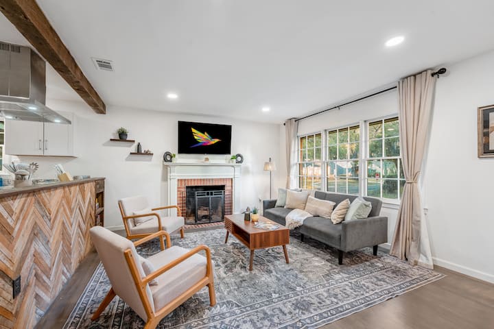 Svijetao dnevni boravak otvorenog tipa s obnovljenim podovima od tvrdog drva, udobnim kaminom na drva i 55-inčnim Roku TV-om. Savršeno za opuštajuće večeri nakon istraživanja povijesnog središta Savannah ili obližnjeg parka Daffin.