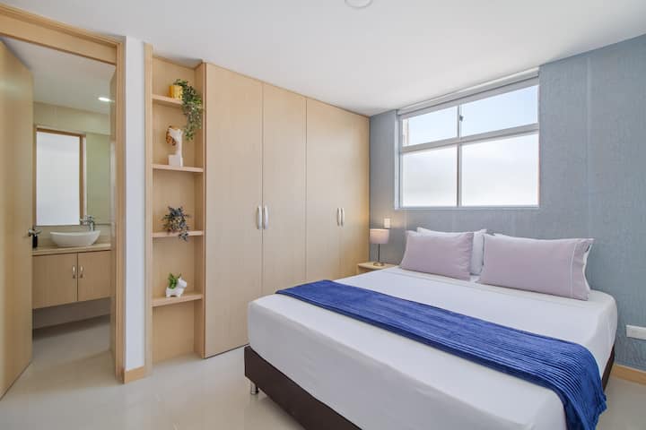 Habitación principal amplia y luminosa, con baño privado, Smart TV, clóset generoso y detalles decorativos. Un espacio intimo ideal para descansar con confort, privacidad y estilo.