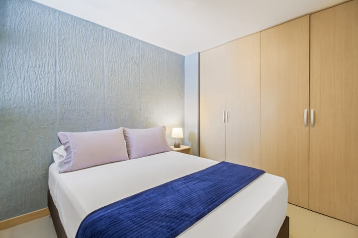 Habitación 3: acogedora con cama doble confortable, iluminación cálida y amplio clóset. Un espacio ideal para descansar, rela jarse y disfrutar de tranquilidad con estilo y comodidad