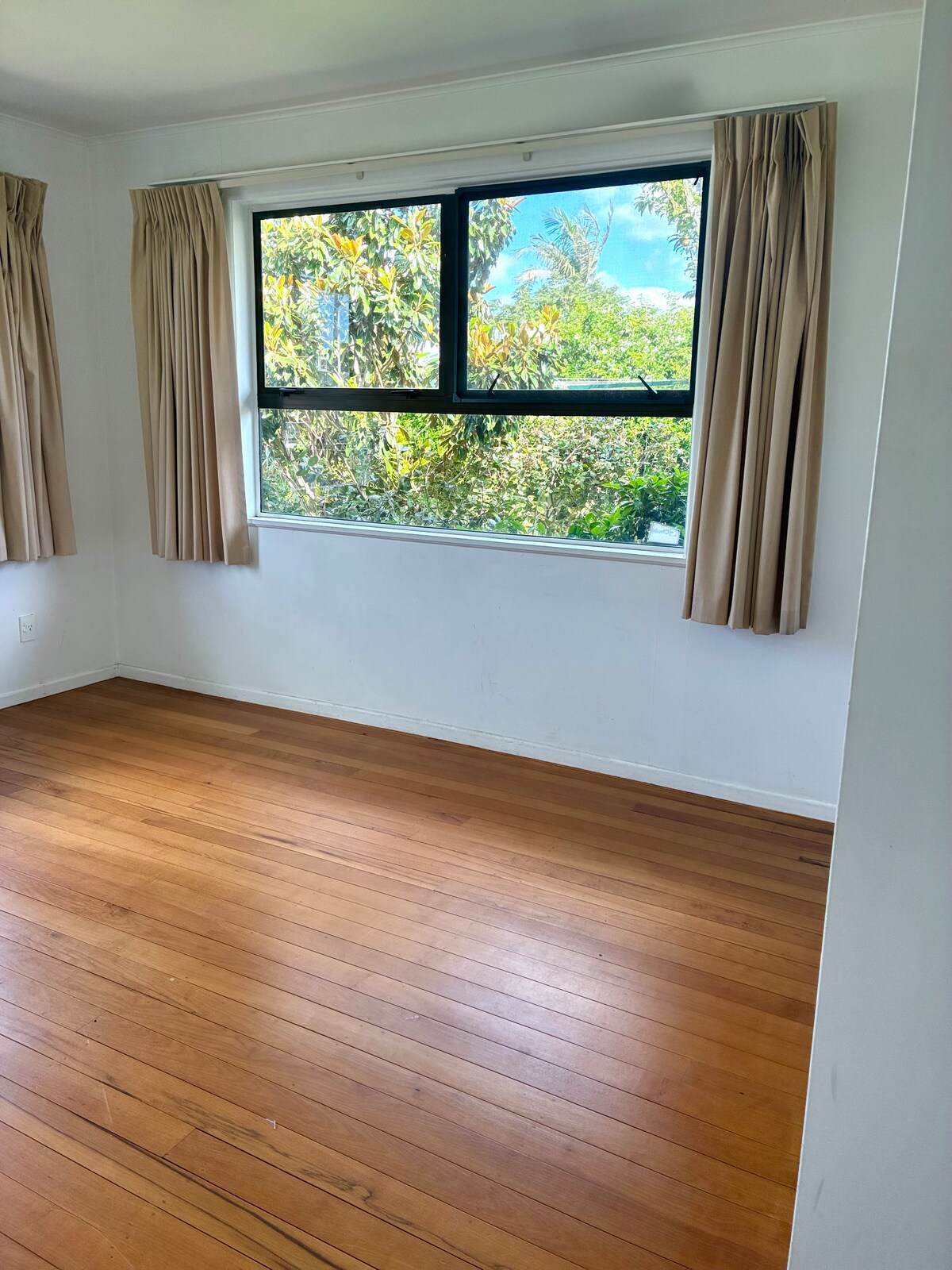 Soba će imati bračni krevet, noćne ormariće i komodu s ladicama