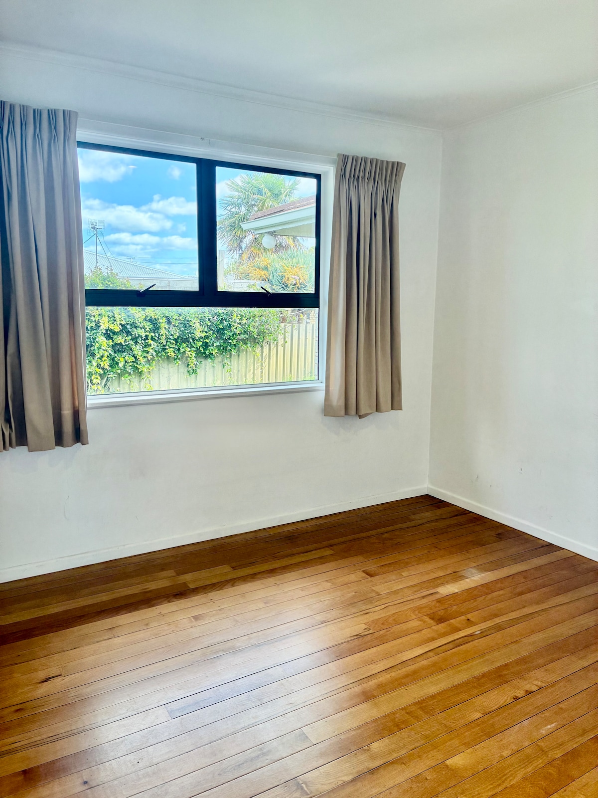 Ova se prostorija trenutačno uređuje i imat će bračni krevet i komodu.