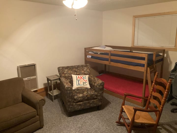 Със супериорно легло и телевизор.