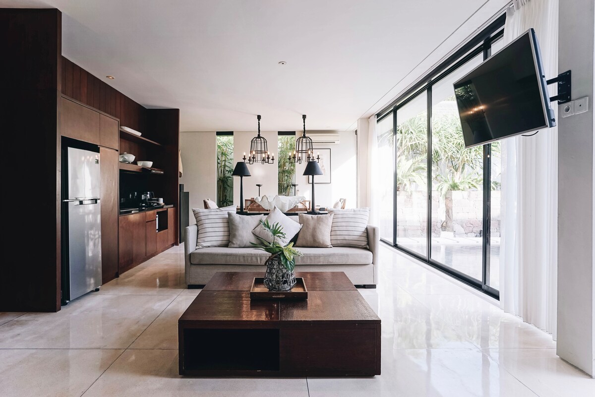 Villa in South Kuta · 3 bedrooms · 3 beds · 3 private baths, comparable Airbnb