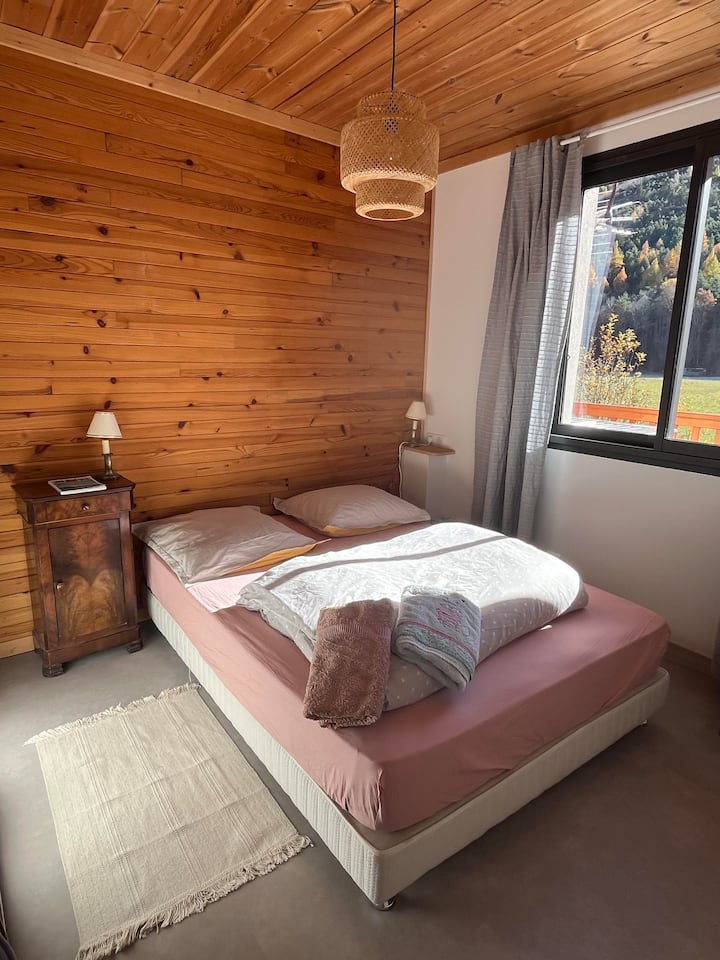 Chumba kikuu cha kulala chenye kitanda cha watu wawili na mwonekano wa mlima