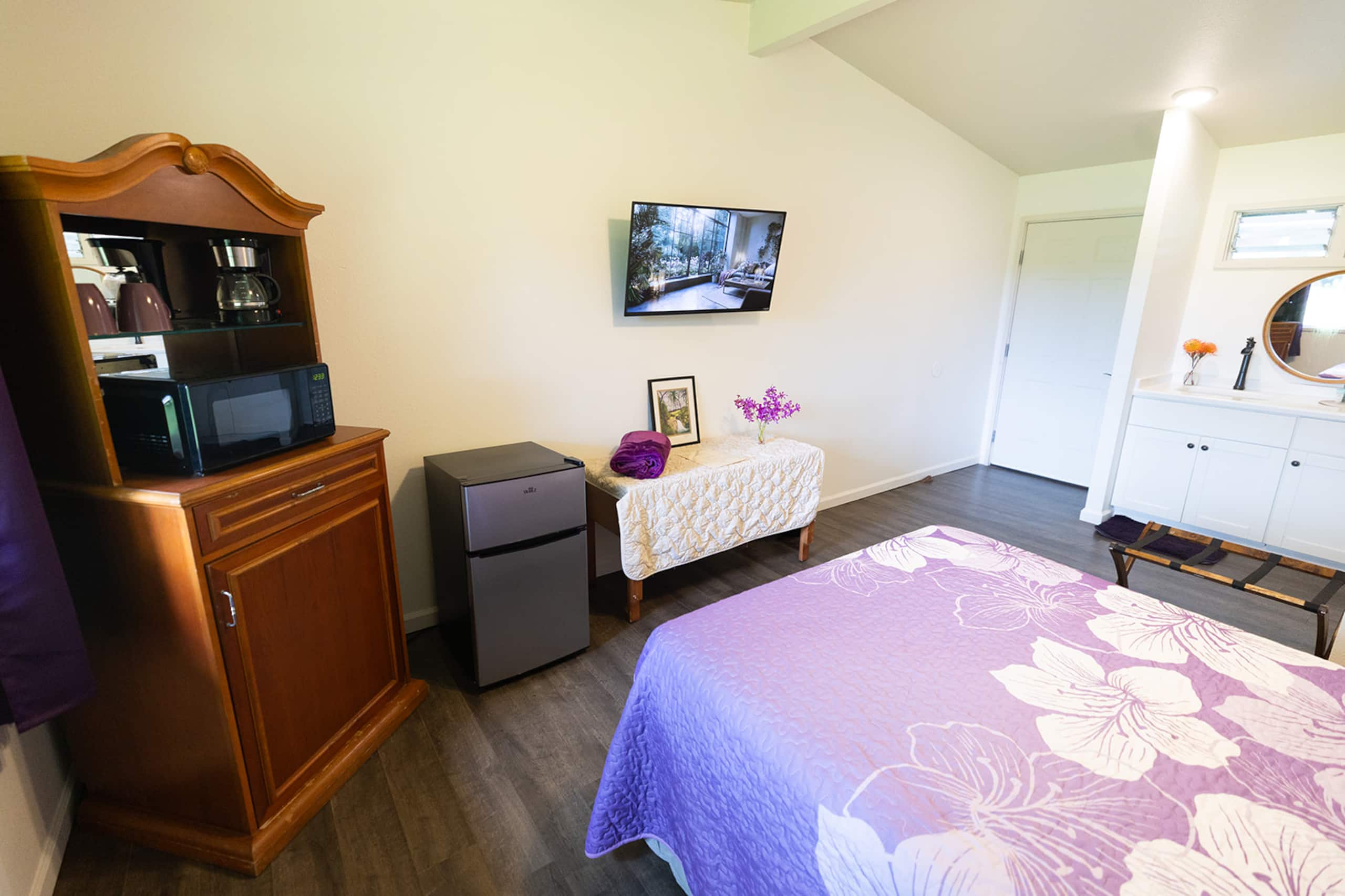 Hotel in Naalehu · ★5.0 · 5 bedrooms · 1 bed · 1 private bath - Image 4