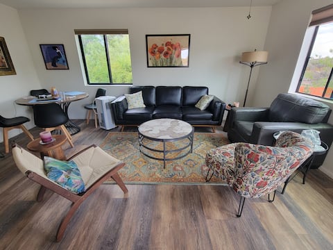 Comfy Stylish 3BR/2BA retreat; big yard!