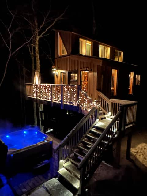 Romantic Treehouse- PVT Hot tub, 20 Min to KLT