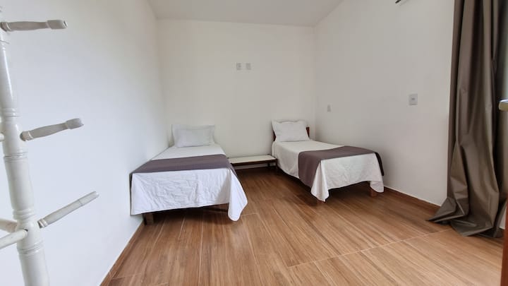 კომფორტული საძინებელი ორი ერთადგილიანი საწოლით, კარგად განათებული და ჰაეროვანი. არის დიდი ფანჯარა, დაბნელების ფარდები, ქურთუკების საკიდი და ტანსაცმლის საკიდი.