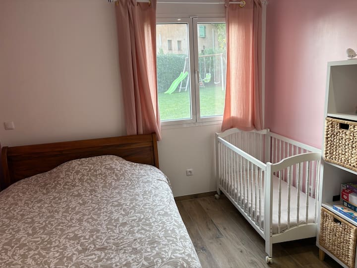 חדר שינה 3 עם מיטת תינוק 