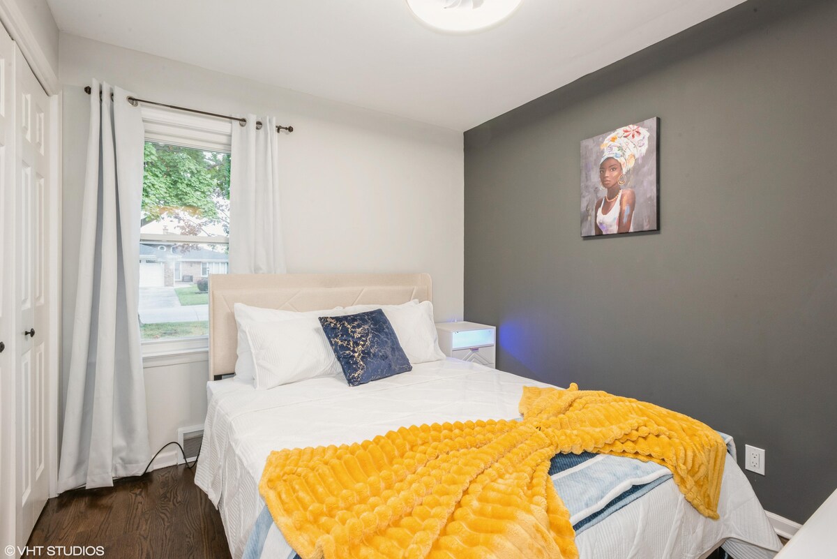 Cama tamaño queen con colchón suave medio, vestidor, mesita de noche y televisor Roku. 