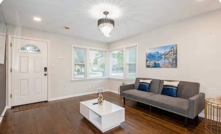 Cozy 4br Elmhurst Ranch | Ideal For Mid-term Stays - Chicago O'Hare Airport (ORD)