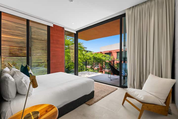 Dormitorio principal con baño privado y balcón