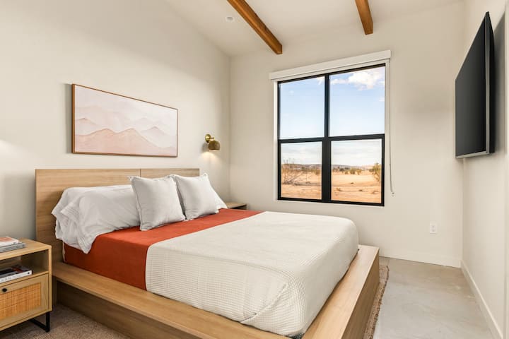 Dhomë gjumi e tretë me krevat dopio "queen" dhe televizor inteligjent