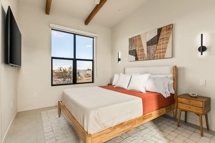 Dhomë gjumi e dytë me krevat dopio "queen" dhe televizor inteligjent