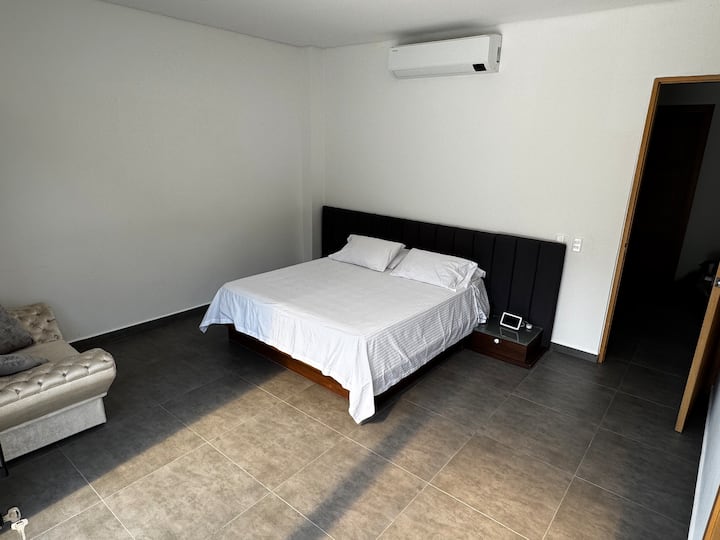 Amplia habitación con baño privado y balcón, donde cada amanecer los envuelve el canto de aves silvestres, regalando paz, naturaleza y un despertar lleno de armonía.