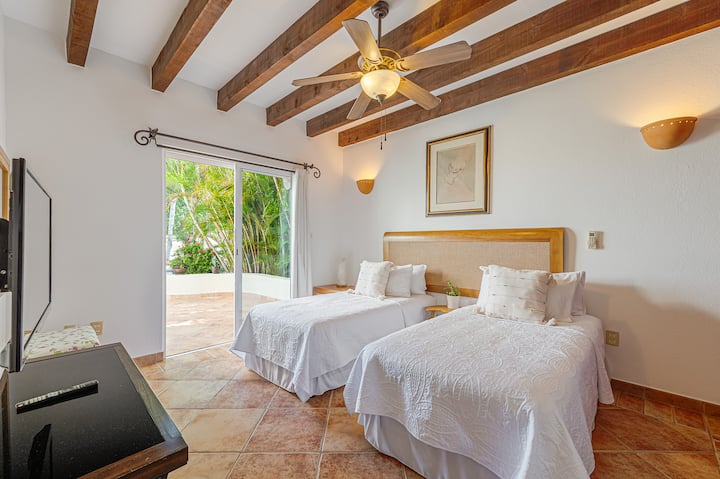 ფართო მეორე საძინებელი ორი ერთმანეთის გვერდით მდგარი საწოლით, რომელთა გაერთიანებით შესაძლებელია ერთი დიდი ორადგილიანი საწოლის მოზიდვა. აქვეა კერძო ტერასა, რომელიც გადის ბაღში. მიმდებარე სრული სააბაზანო. 