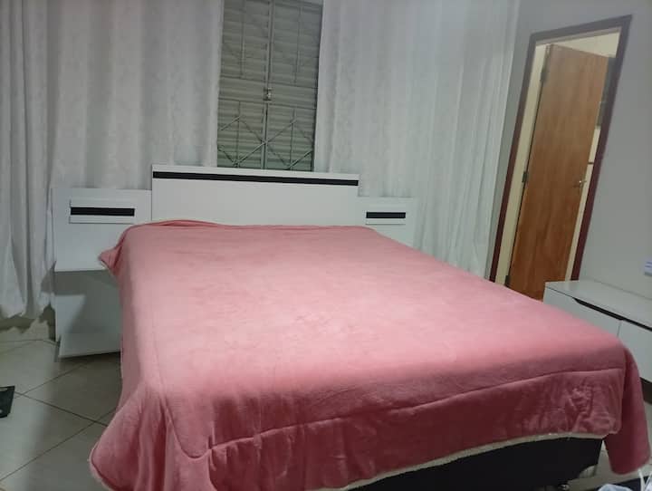 חדר שינה גדול ומאוורר עם מיני בר ומאוורר תקרה. 