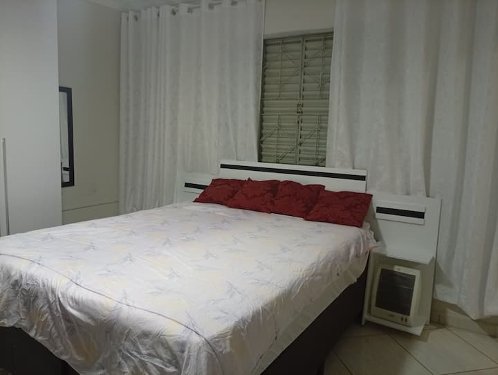 חדר גדול ומאוורר עם מאוורר תקרה ומיני בר. 