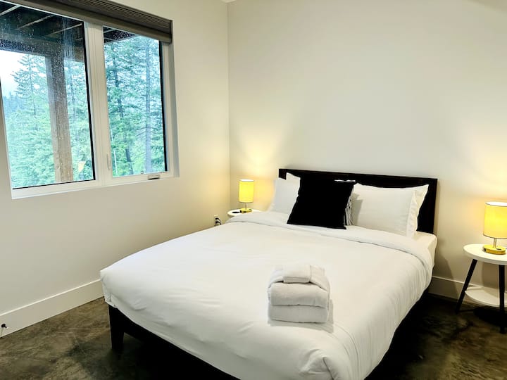 Dormitorio Queen en el nivel del sótano. 