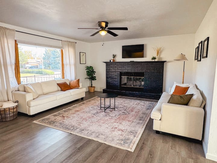 Group Base Camp, Sleeps 15+, 2 Game Rooms, Hot Tub - Grand Junction, CO