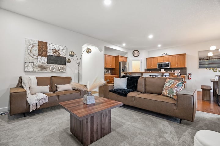 * The Copperleaf Luxury Retreat W/ Hot Tub * - Calgary